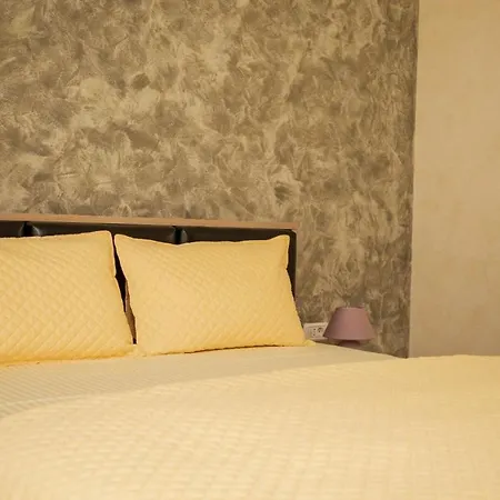 Golden 1 Apartment *